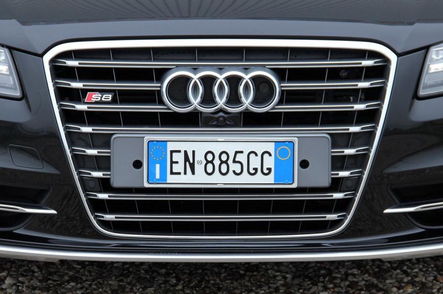 Логотип Audi S8 (D4) 2012 года  (WW) (фото 9 из 36)